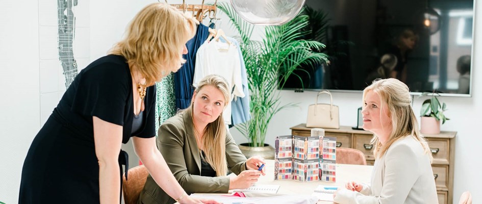 Liggend Workshop Kleuradvies Mijn Achterkant Marinthe En Merel Kijkend