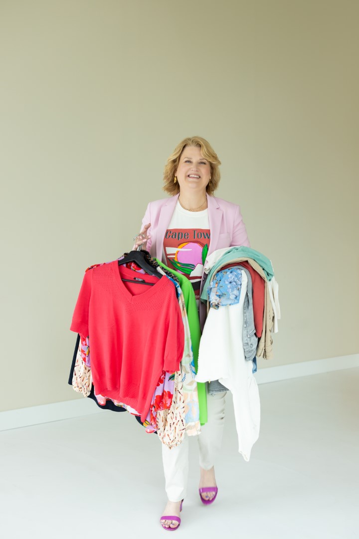 Foto STAAND Lopend Met Stapels Kleding