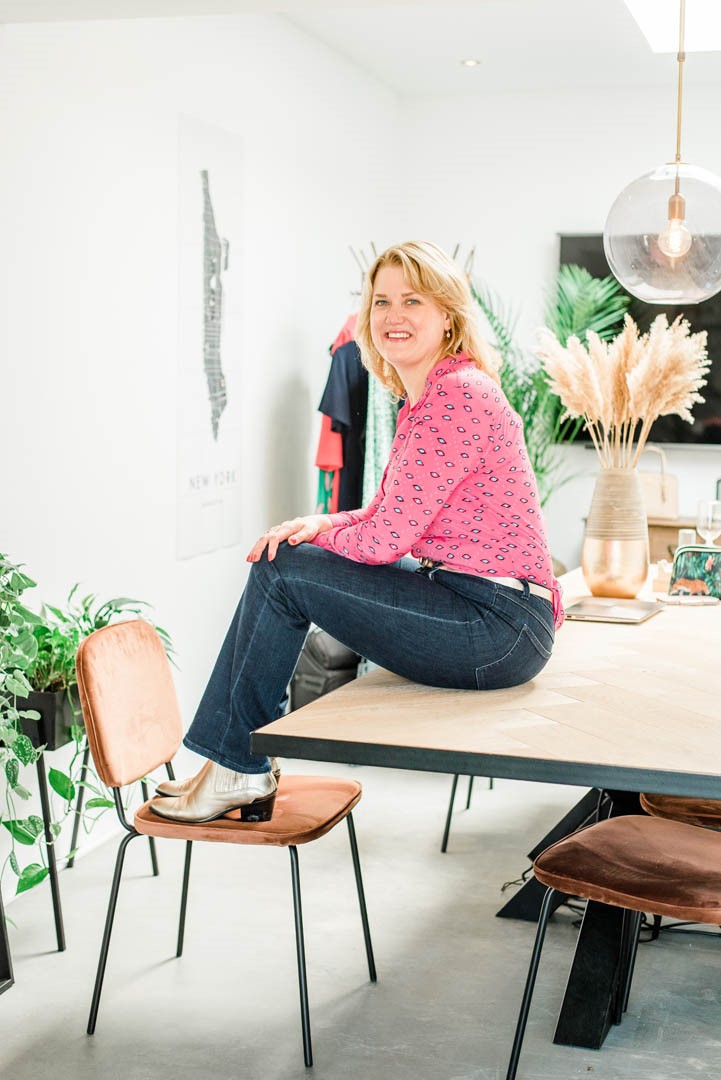 Staand Roze Blouse Zittend Op Tafel