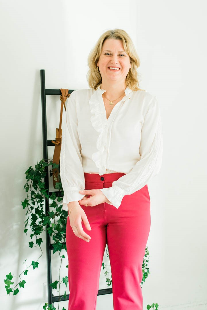 Foto Staand Witte Blouse Op Roze Broek