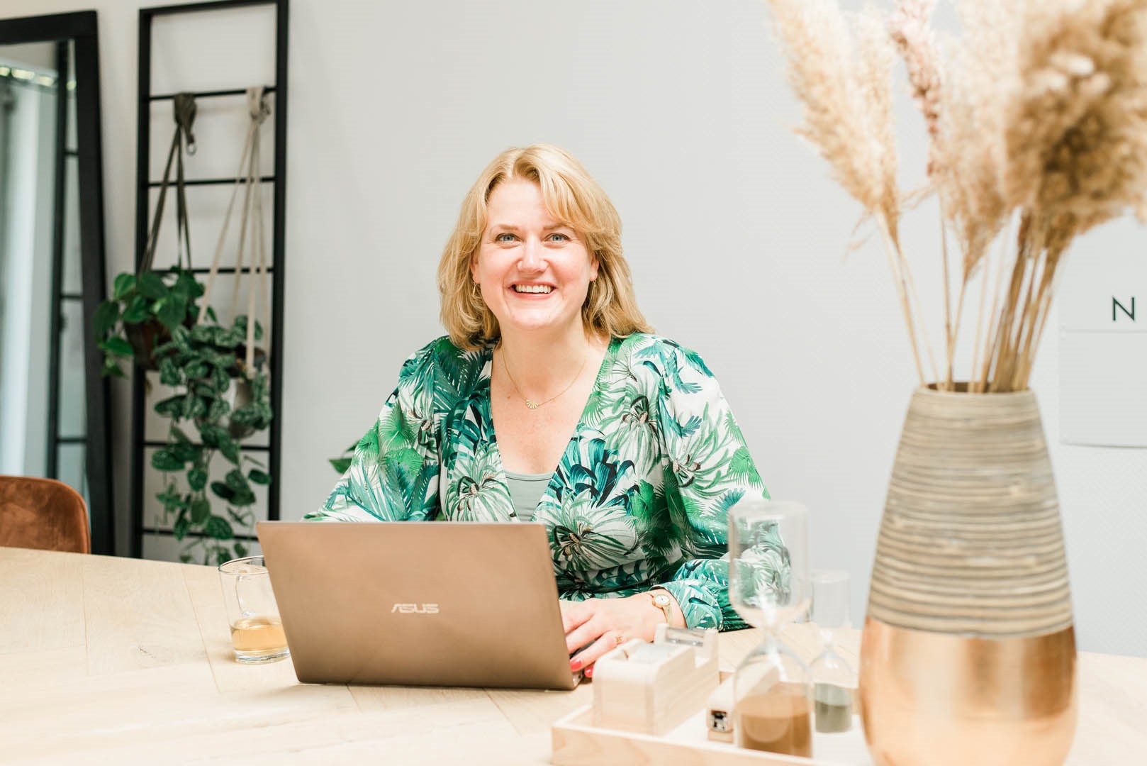 Liggend Bloemenjurk TJ Lachend Achter Laptop