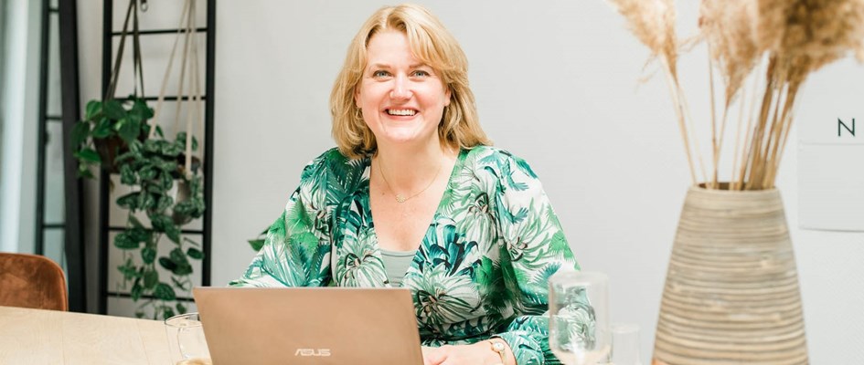 Liggend Bloemenjurk TJ Lachend Achter Laptop