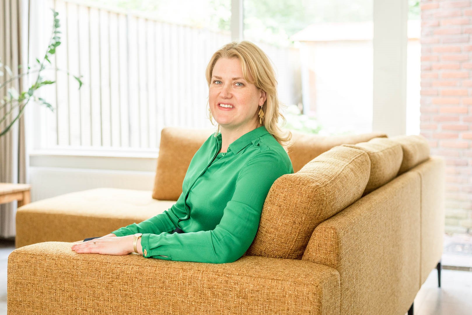 Foto LIGGEND Groene Blouse Op Bank