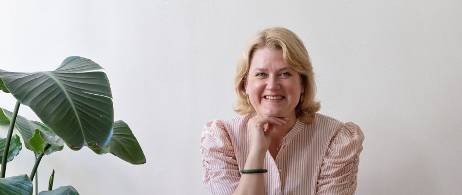 AA Foto Horizontaal Zittend Op Bank Kopie