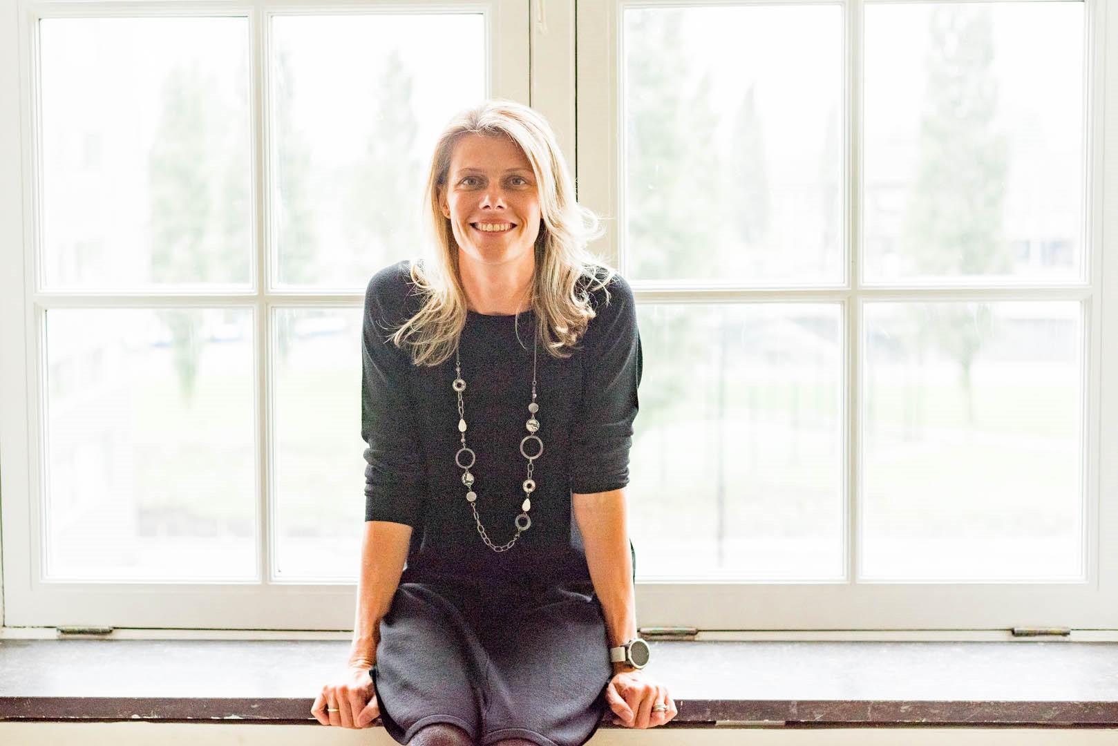 Claire Zittend In Raamkozijn