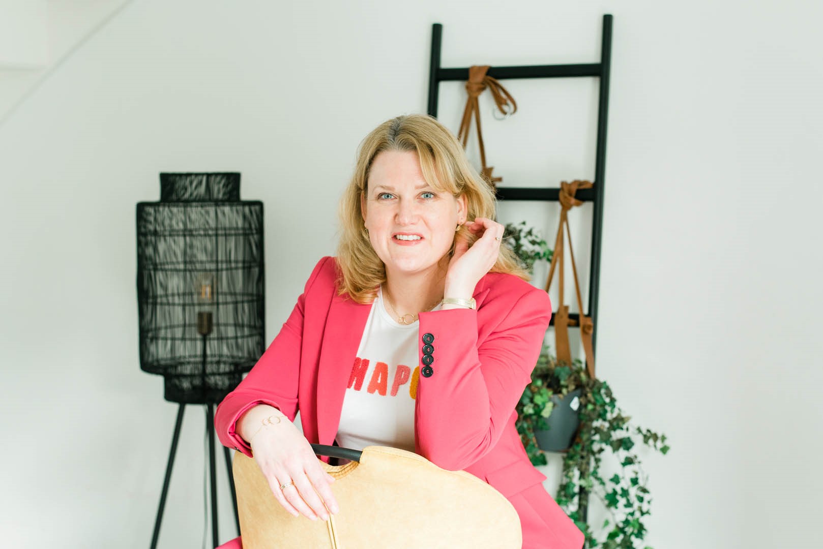 Foto Liggend Op Stoel Achterste Voren