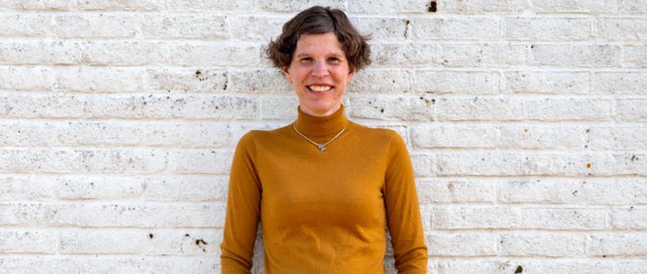 Foto Carla Voor Witte Muur