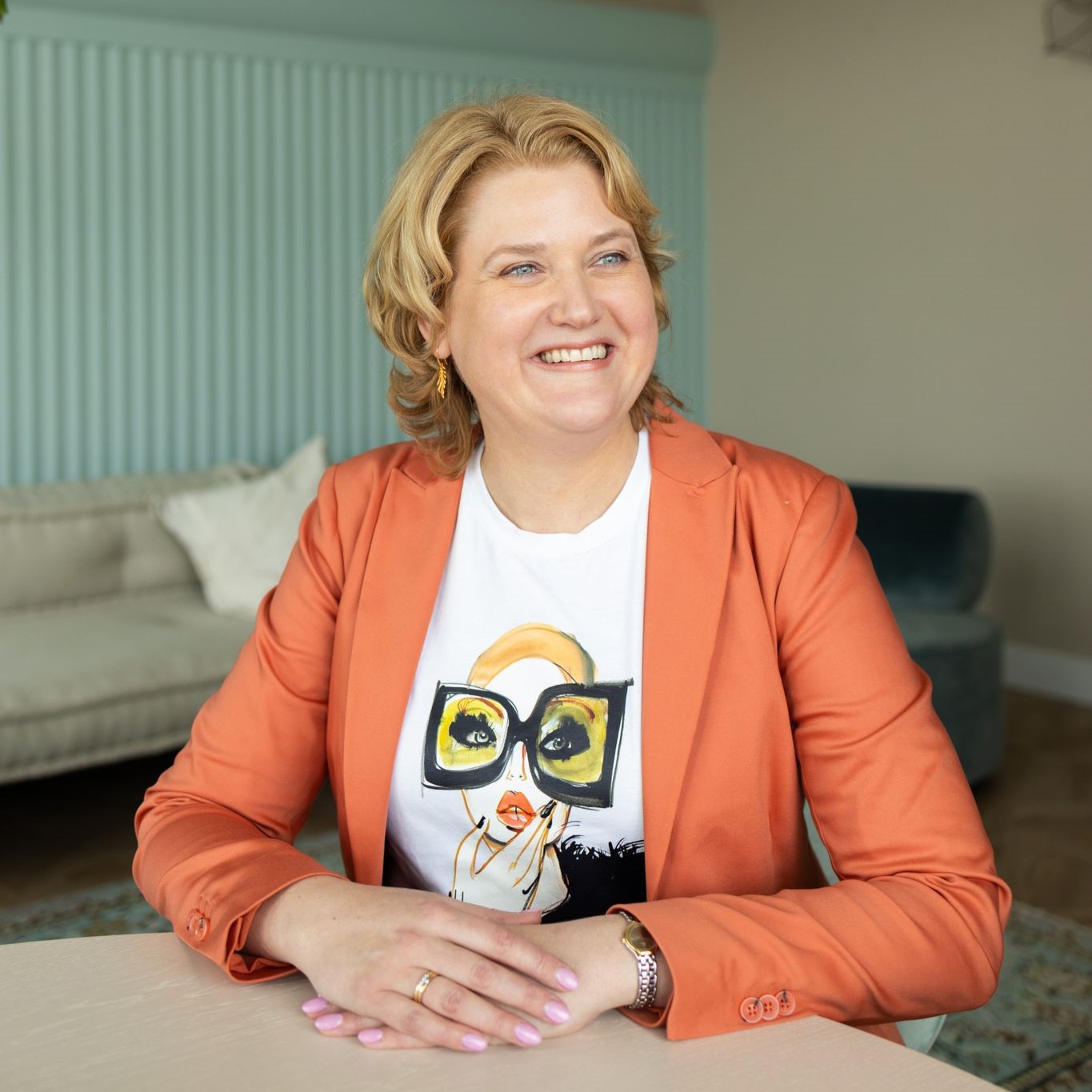 Foto Staand Renee Vd Heide Zittend Aan Tafel Opzij Kijkend VIERKANT