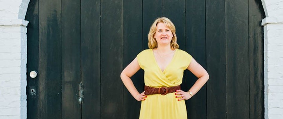 Staand Gele Jurk Met Bruine Gevlochten Riem