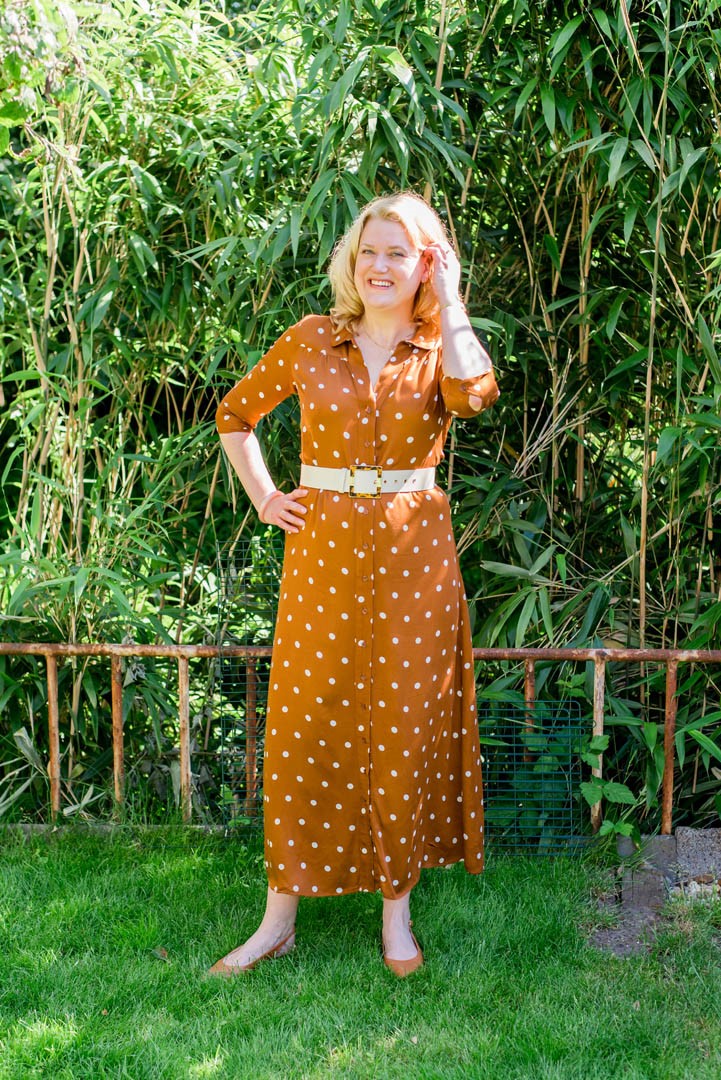Foto Staand Bruine Polkadot Jurk Met Riem