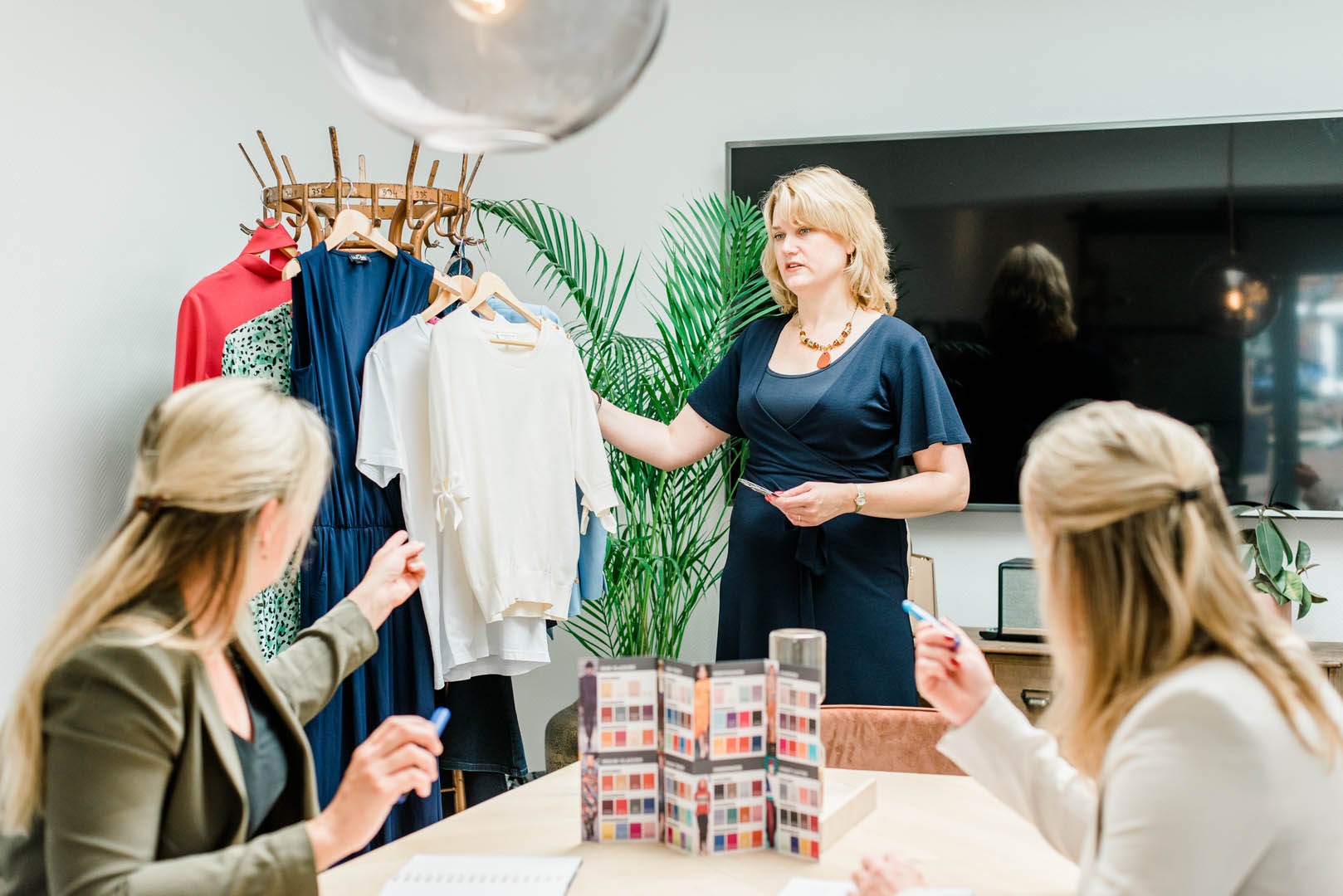 Liggend Workshop Kleuradvies Wijzend Naar Witte Top FC