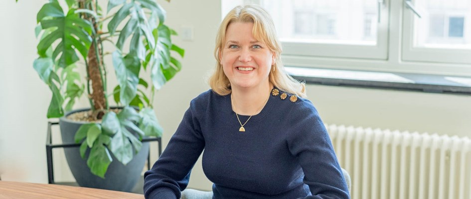 Foto Liggend Blauwe Trui FC Achter Tafel