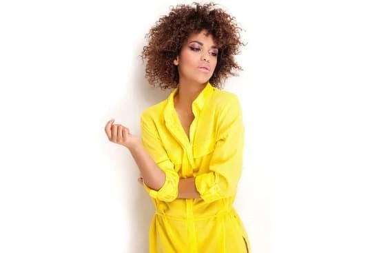 Foto Vrouw In Illuminating Yellow