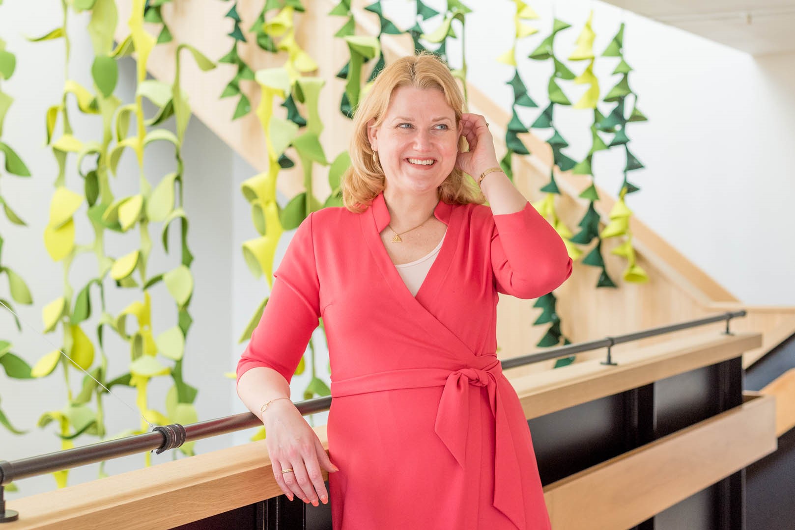 Foto Liggend Roze Jurk Ladress Lachend Voor Kunstwerk