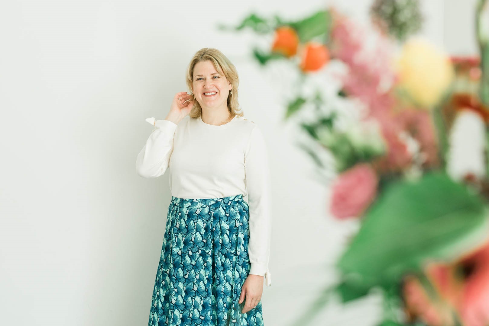 Foto LIGGEND Door Haar Faded Bloemen In Top En Rok FC