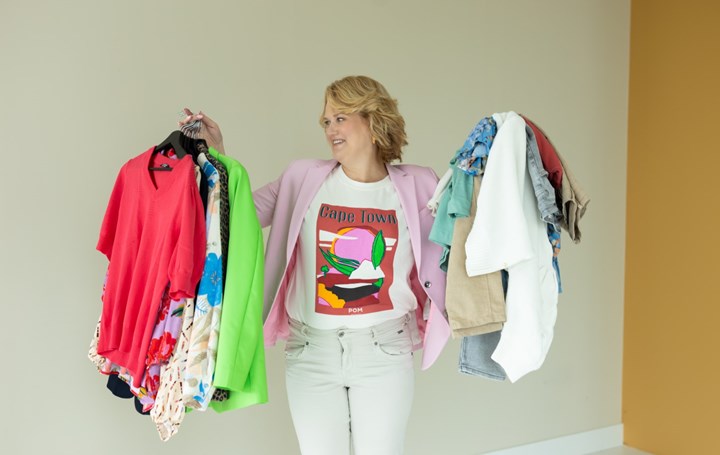 Foto LIGGEND Kijkend Naar Nette Kleding In Hand