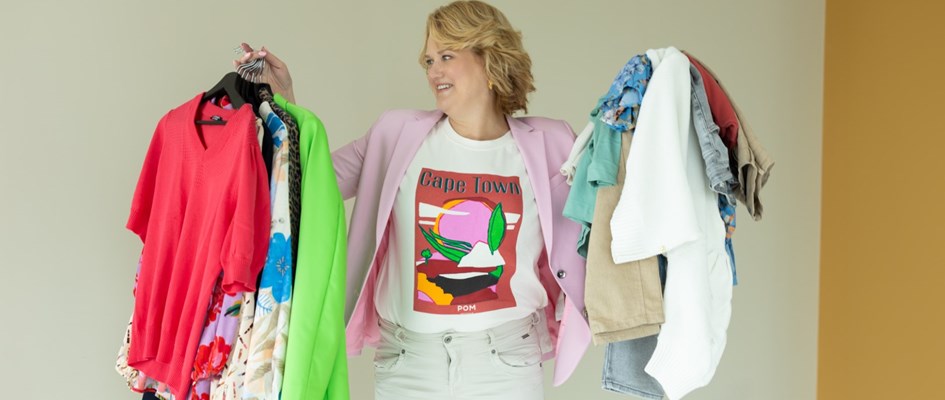 Foto LIGGEND Kijkend Naar Nette Kleding In Hand