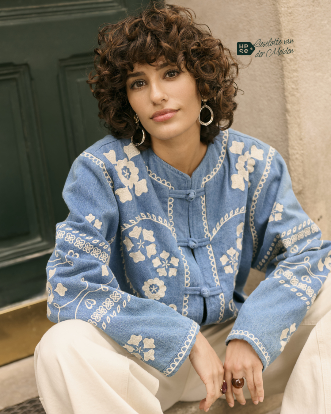 HPSE S26 Staand Blauw Met Wit Jasje En Witte Jeans